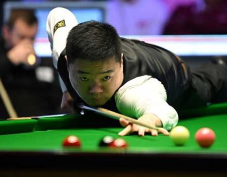 UK Championship final: Ding Junhui leads 6-2 against Mark Allen