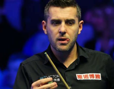 English Open: Mark Selby beats defending champion Neil Robertson to reach final