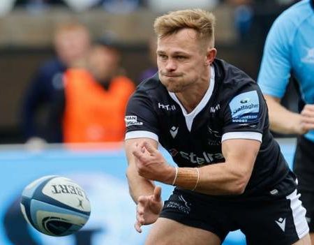 Sam Stuart: Newcastle Falcons scrum-half signs new contract