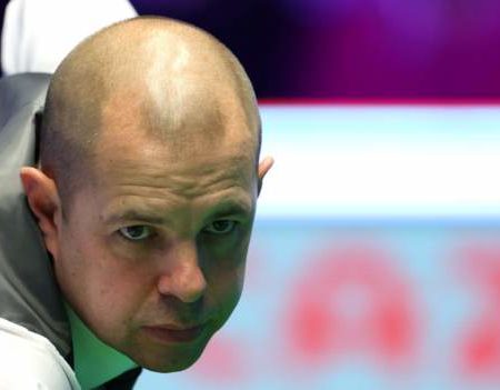 Masters 2023: Barry Hawkins whitewashes UK champion Mark Allen to reach quarter-finals