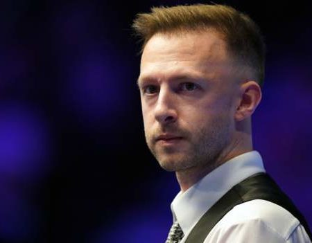 Masters 2023: Judd Trump beats Barry Hawkins to reach semi-final