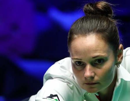 Reanne Evans beats Stuart Bingham to become first woman to win a match at Snooker Shoot Out