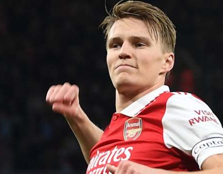 Arsenal 3-1 Chelsea: Martin Odegaard double helps Arsenal back to top of Premier League