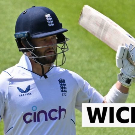 England v Ireland: Graham Hume bowls Ben Duckett for 182