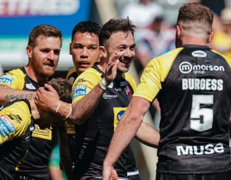 Super League: Salford Red Devils beat Hull KR 26-16 with two late tries in Magic Weekend opener