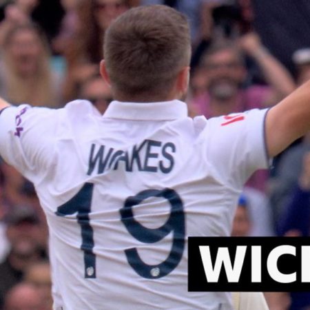 The Ashes: Chris Woakes 'beauty' sees David Warner fall for 60