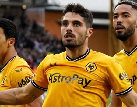 Wolverhampton Wanderers 2-1 Manchester City: City suffer first league defeat of season