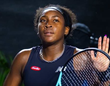 WTA Finals: Coco Gauff sweeps past Ons Jabeur while Iga Swiatek makes winning start