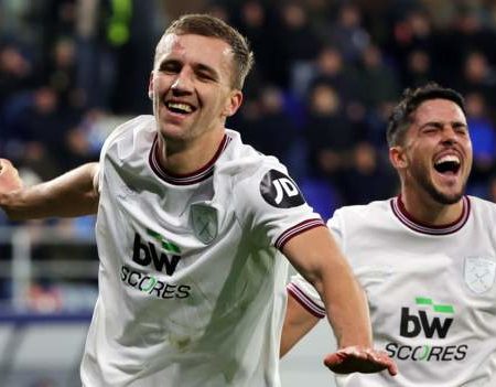 Backa Topola 0-1 West Ham United: Tomas Soucek scores as Hammers progress to Europa League knockout stages