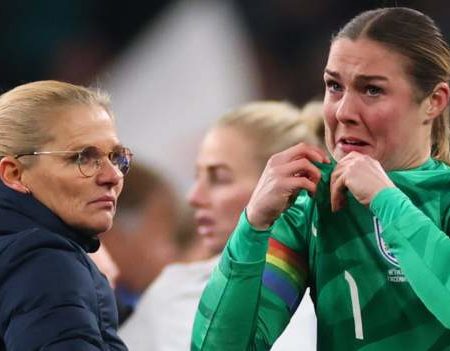 England 3-2 Netherlands: Mary Earps says she ‘really let the team down’ with first-half error