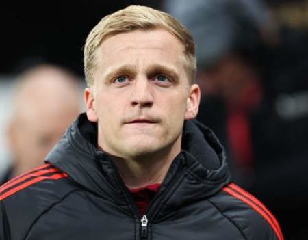 Donny van de Beek: Manchester United midfielder completes Eintracht Frankfurt loan deal