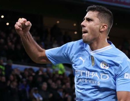 Man City 2-0 Sheff Utd: Rodri and Julian Alvarez score as defending champions close gap at top