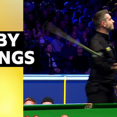 Selby swings cue after crowd noise puts him off