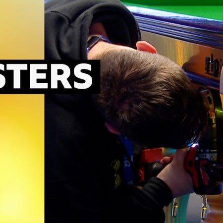 'Just like an F1 pit crew' – Table fitter fixes pocket at Masters