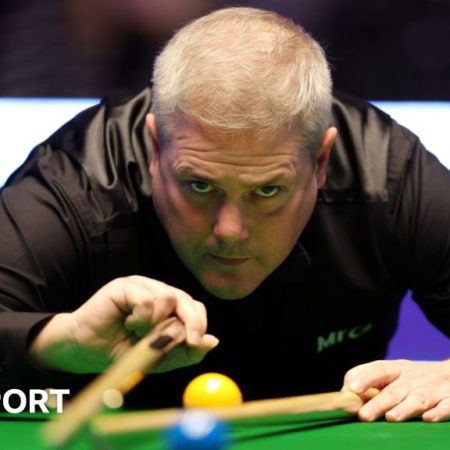 Welsh Open snooker: Defending champion Robert Milkins edges Jamie Jones in decider