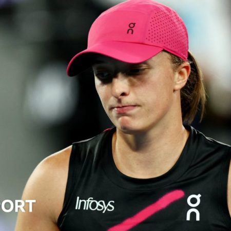 Dubai Tennis Championships: World number one Iga Swiatek loses semi-final against qualifier Anna Kalinskaya