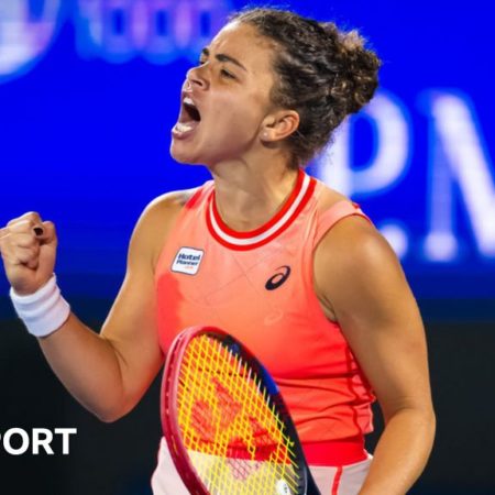 Dubai Open: Jasmine Paolini battles back to beat Anna Kalinskaya