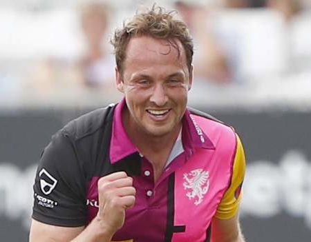 Josh Davey: Fast bowler to stay at Somerset until 2025