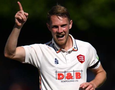 Jamie Porter: Essex pace bowler agrees new contract until 2027