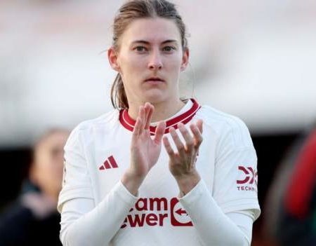 Hannah Blundell: Manchester United defender signs new deal